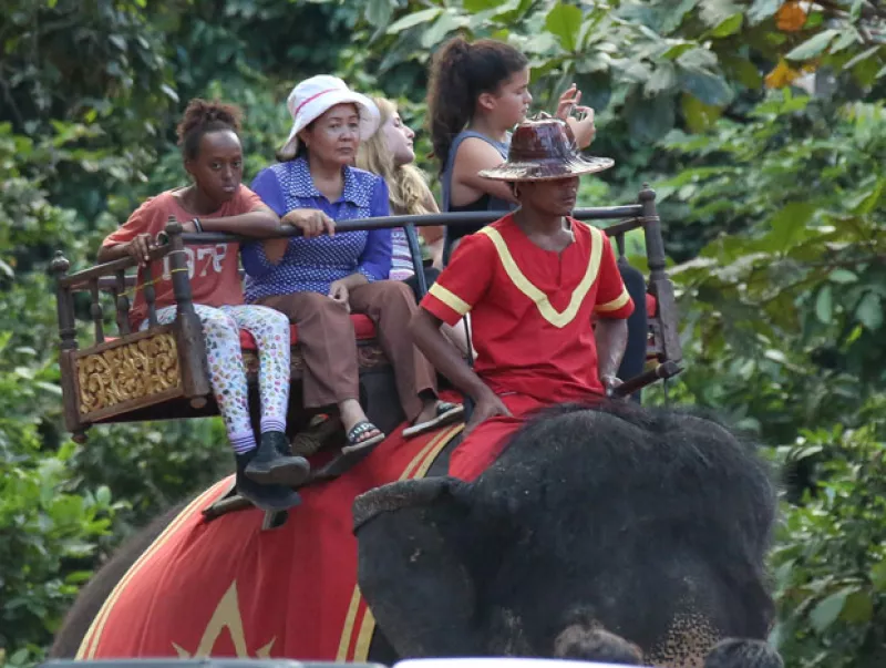 La actriz se encuentra en este país para dirigir y producir una nueva película de Netflix, pero eso no impidió que sus hijos recorrieran los atractivos del lugar en varios elefantes.