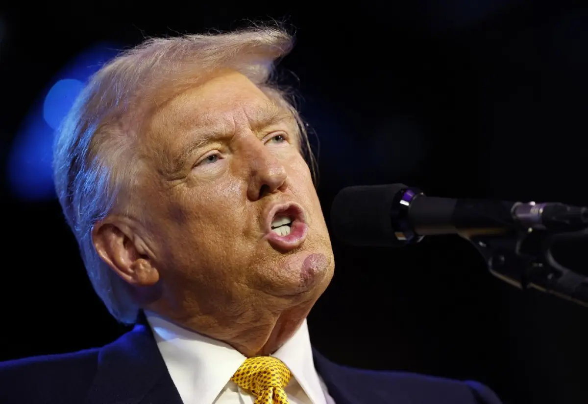 El candidato presidencial republicano y expresidente de los Estados Unidos, Donald Trump, habla en la Cumbre Nacional del Consejo Americano Israelí en el Washington Hilton el 19 de septiembre de 2024 en Washington, DC.