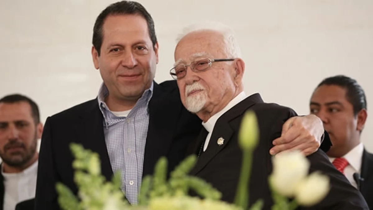 El gobernador del Estado de México Eruviel Ávila (izquierda) junto al arzobispo Antonio Chedraoui