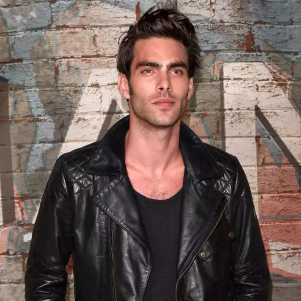 Jon Kortajarena nació en Bilbao, España, hace 29 años y ha sido nombrado por Forbes como el octavo modelo masculino más exitoso del mundo.
