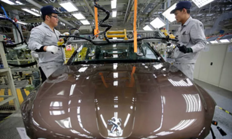 La empresa china y al Gobierno francés tendrían participaciones iguales de 14% en la automotriz. (Foto: Reuters)