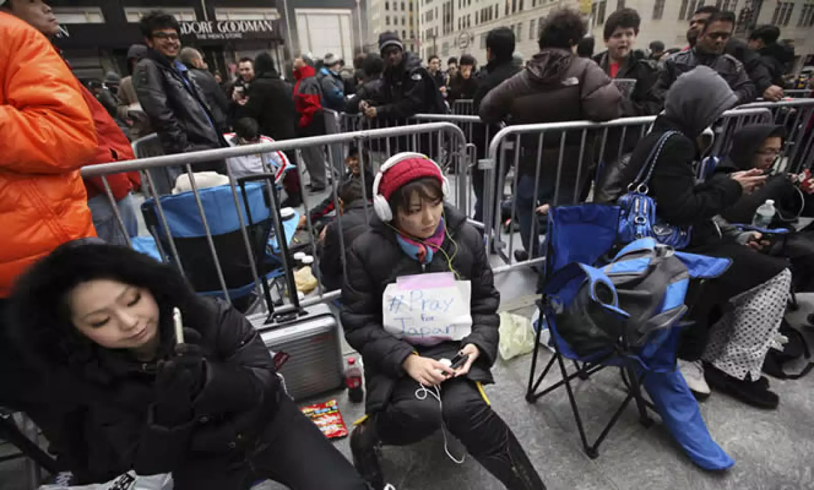 Una japonesa, que llegó un día antes a Nueva York, hace fila en la tienda de Apple de Nueva York. En su mochila tienen un mensaje que dice: ‘Recen por Japón’.