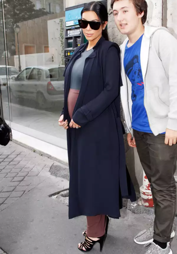 Kim se tomó una foto con un fan en las calles de Paris.