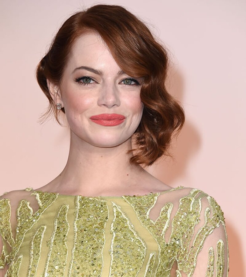 Emma Stone complementó su vestido Elie Saab con un tono durazno en los Oscar.