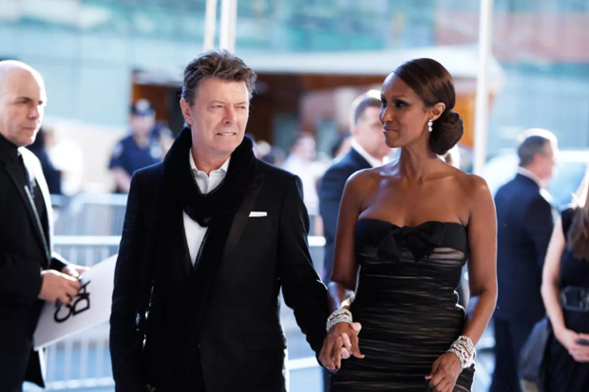 El músico con su esposa, la modelo Iman.