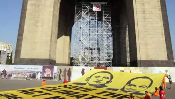 Uno 20 integrantes de Greenpeace México intentaron colocar una manta en el Monumento a la Revolución con la leyenda "Save the climate, act now" (Salven el clima, actúen ahora).