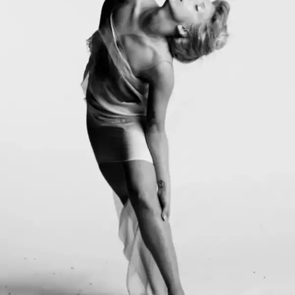 Sus estudios universitarios incluyeron música e improvisación.