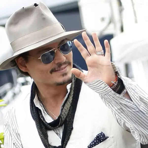 El sexy de Johnny Depp vendía plumas por teléfono antes de empezar con la actuación. Hoy es uno de los actores más taquilleros de Hollywood y entre sus personajes más importantes está el de Jack Sparrow de Piratas del Caribe.
