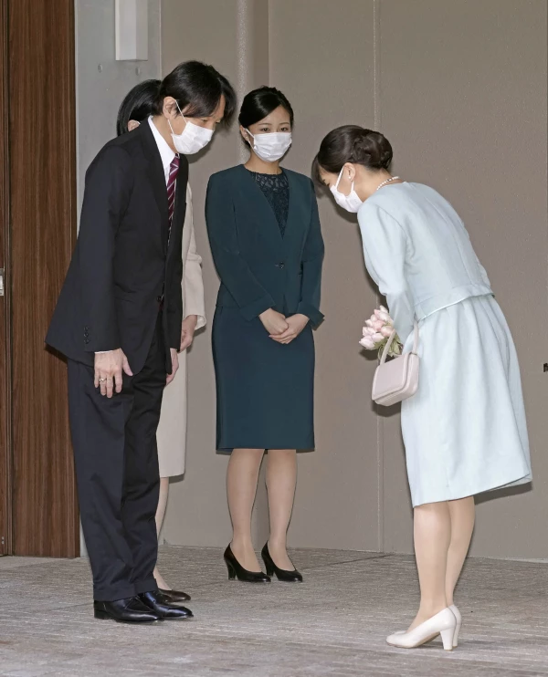 Princesa Mako de Japón dejando la casa imperial