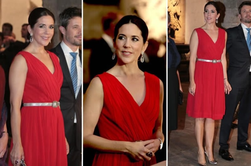 Mary usó un vestido con escote en V en la gala de San Hipólito.