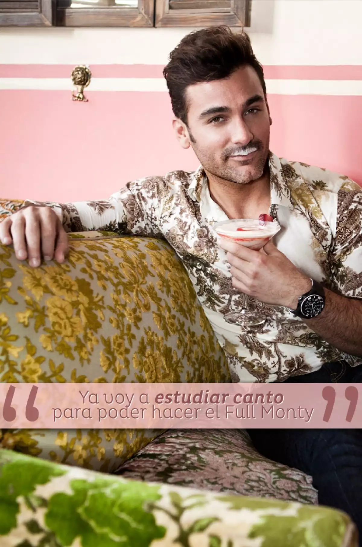 Entre mezcales, Mauricio nos cuenta de todo, desde sus inicios en la actuación, su próximo debut en cine, un oso en Nueva York y el por qué no se quita los calcetines ni en la intimidad de pareja.