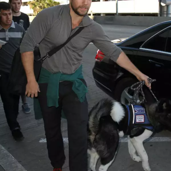 El actor fue captado a principios de 2015 con un perro de ayuda en Los Angeles.