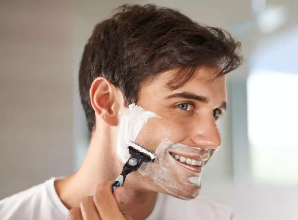 hombre rasur�ndose