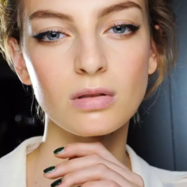 Louis Vuitton, Dolce Gabbana y Giorgio Armani fueron algunas de las firmas en retomar este icónico maquillaje de los años 50 para destacar sus looks estivales.