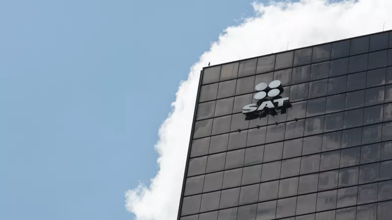 Más de 10,000 sujetos defraudaron al SAT con facturas falsas