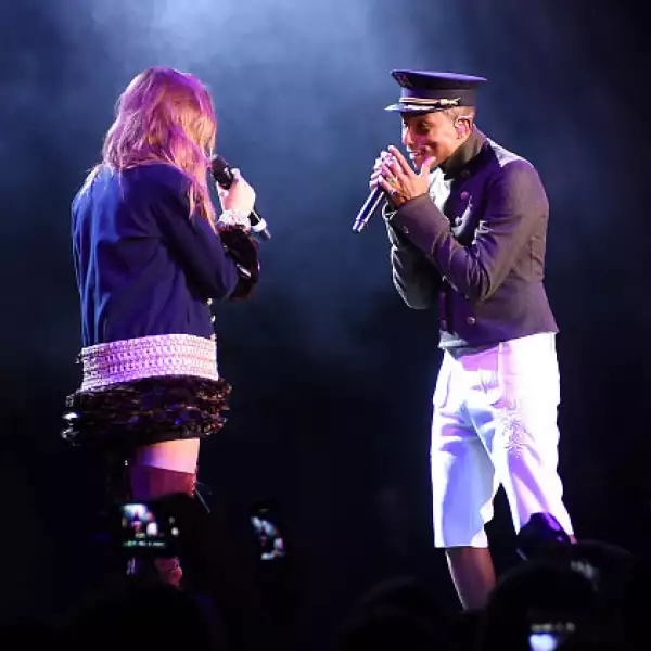 Cara Delevingne fue el acto sorpresa pues se esperaba que fuese Beyoncé quien cantara al lado de Pharrell.