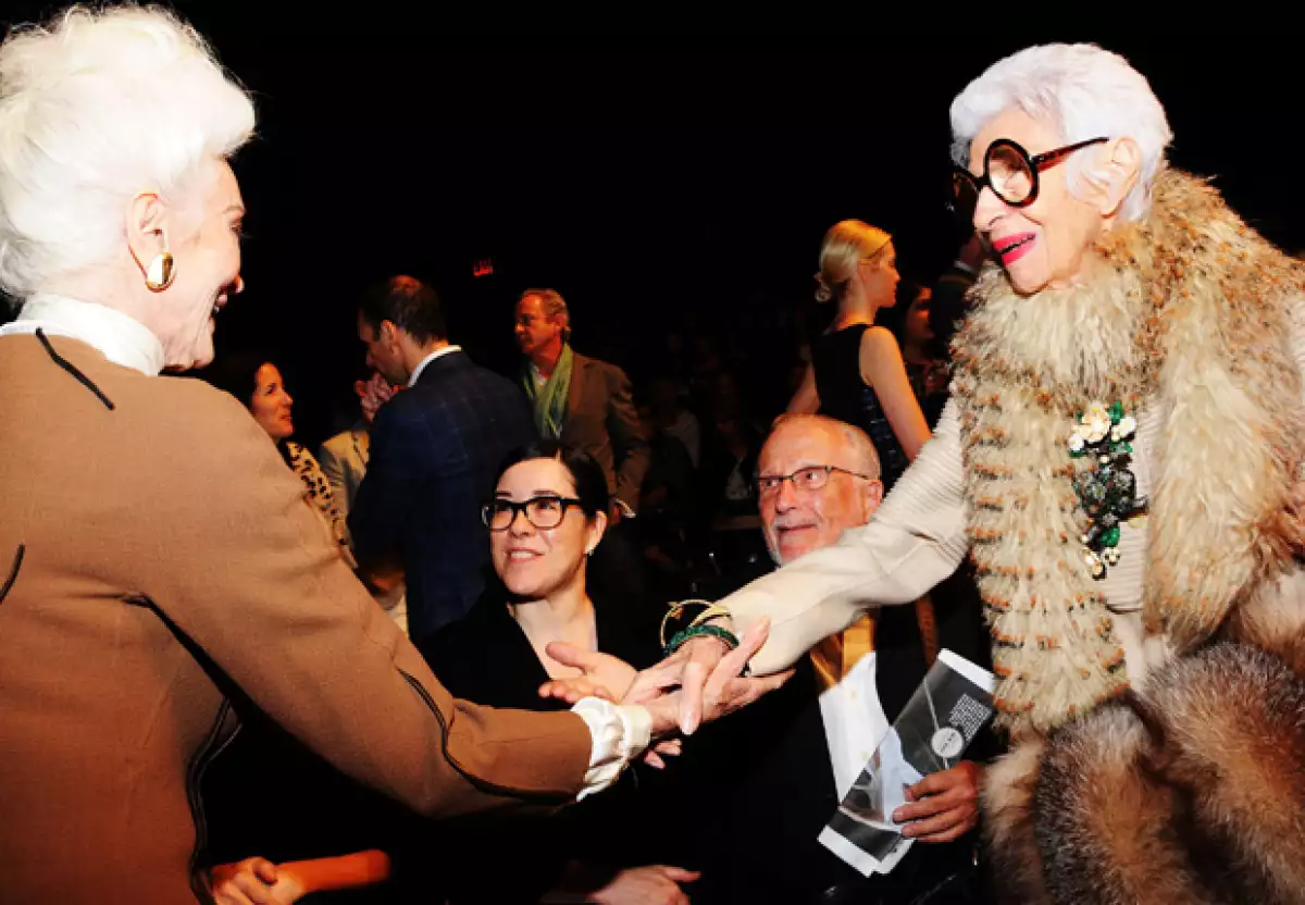 Carmen considera a Iris Apfel su alma gemela. Aquí saludándose antes del desfile de Ralph Rucci en 2013.