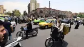 El tráfico pasa por el área del Gran Bazar en Teherán el 1 de agosto de 2026. El ejército de Irán acusó a los Estados Unidos de "escalar las tensiones" en el Medio Oriente el 1 de agosto, y advirtió a los países de la región que no cooperaran con Washington durante el conflicto en curso.