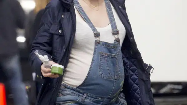 Cómoda y relajada es como ha sido captada la esposa de Justin Timberlake con el embarazo de su primógenito, y a pesar de ello continua trabajando en su nueva película.