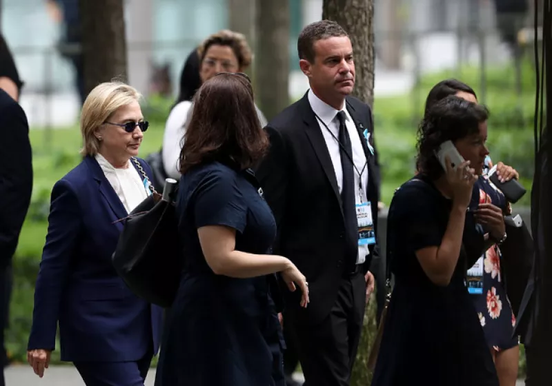 Según asegura un reportero de Fox News, la acandidata del partido demócrata se desmayó mientras se retiraba del homenaje realizado en Manhattan.