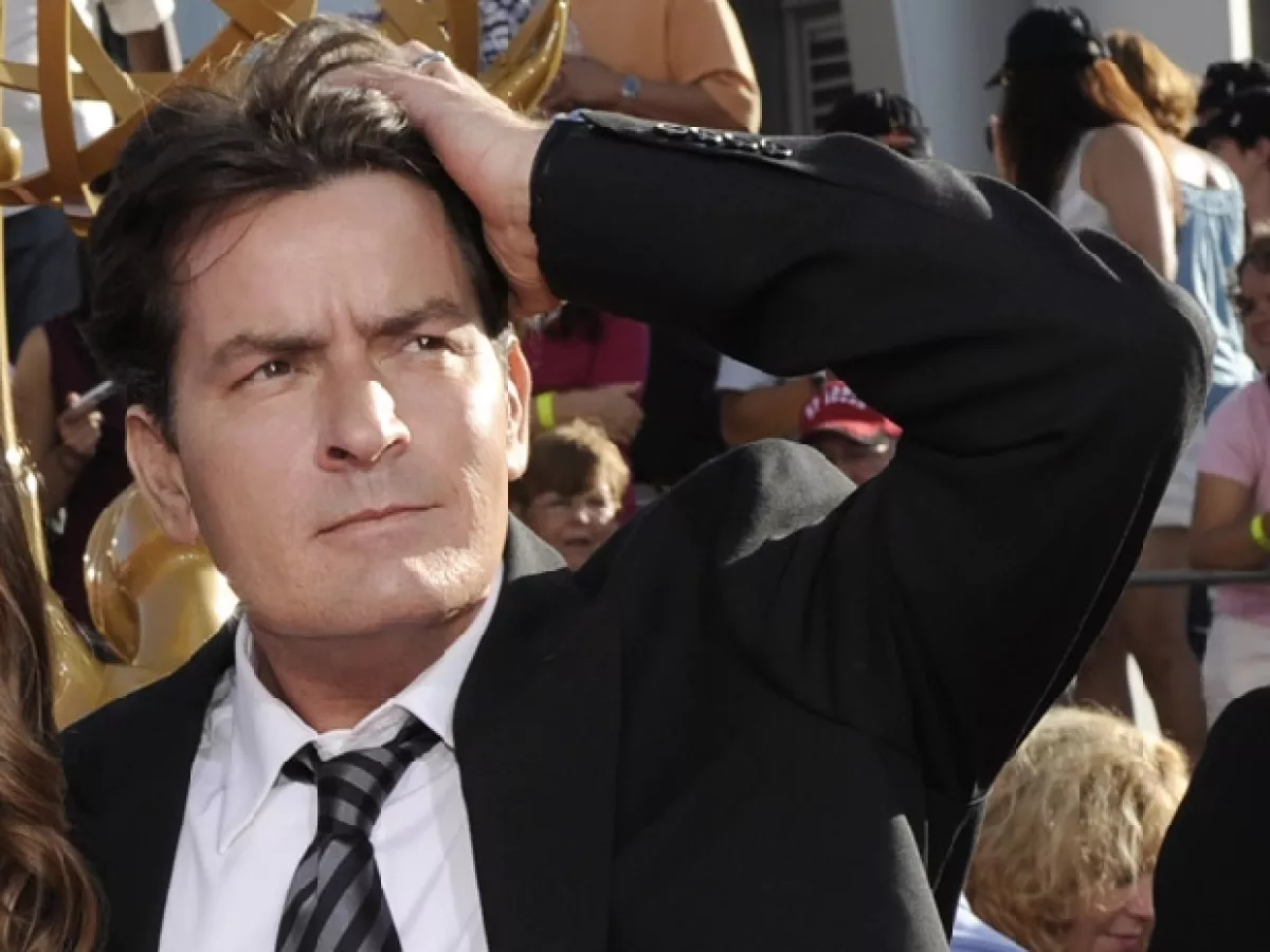 Charlie Sheen fue detenido recientemente en Nueva York cuando bajo los efectos de alguna sustancia comenzó a arrojar muebles por la ventana del cuerto de un hotel.