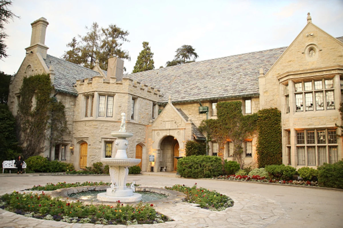 La famosa mansión Playboy de Hugh Hefner está a la venta por 200 millones de dólares, pero quien la compre tendrá que dejar que el empresario viva ahí hasta su muerte.