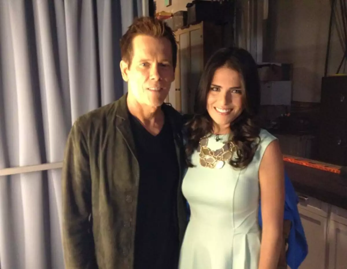 Karla Souza tuvo la oportunidad de conocer a Kevin Bacon en el backstage del programa.
