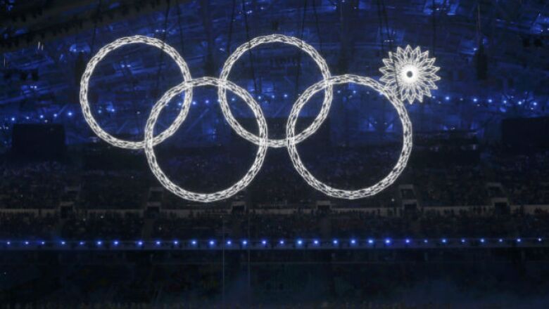 Los aros olímpicos se iluminaron en medio del estadio, aunque uno de ellos no abrió por completo.