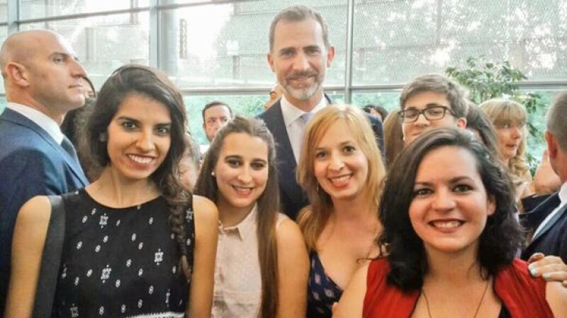 Felipe fue el que se mostró más dispuesto al lado de los invitados de la premiación.