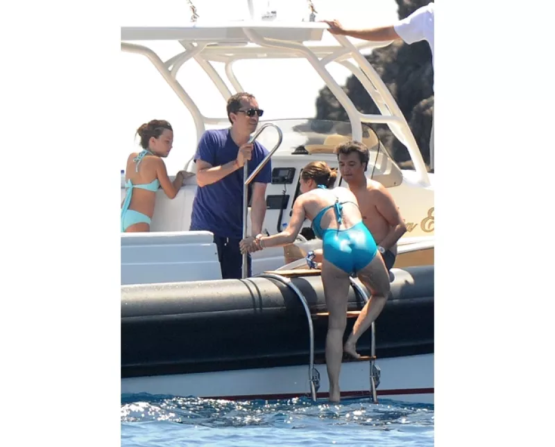 La hija de Carolina de Mónaco disfrutó de un crucero con su prometido Gad Elmaleh por la exclusiva isla Capri a bordo de un yate. Su traje de baño resaltó su linda pancita.