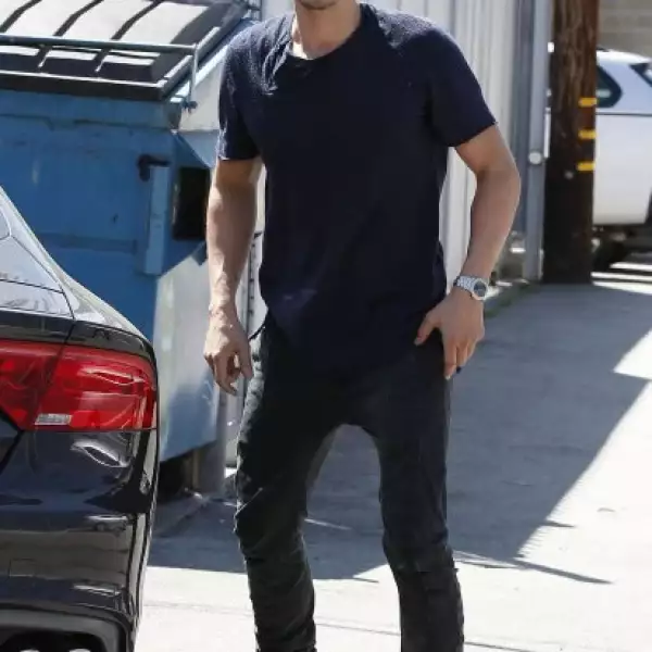 Orlando, como siempre prefiere la comodidad al glamour, por lo que unos jeans en conjunto con `converse´y gorra fueron suficientes para salir en busca de su adorable hijo Flynn.