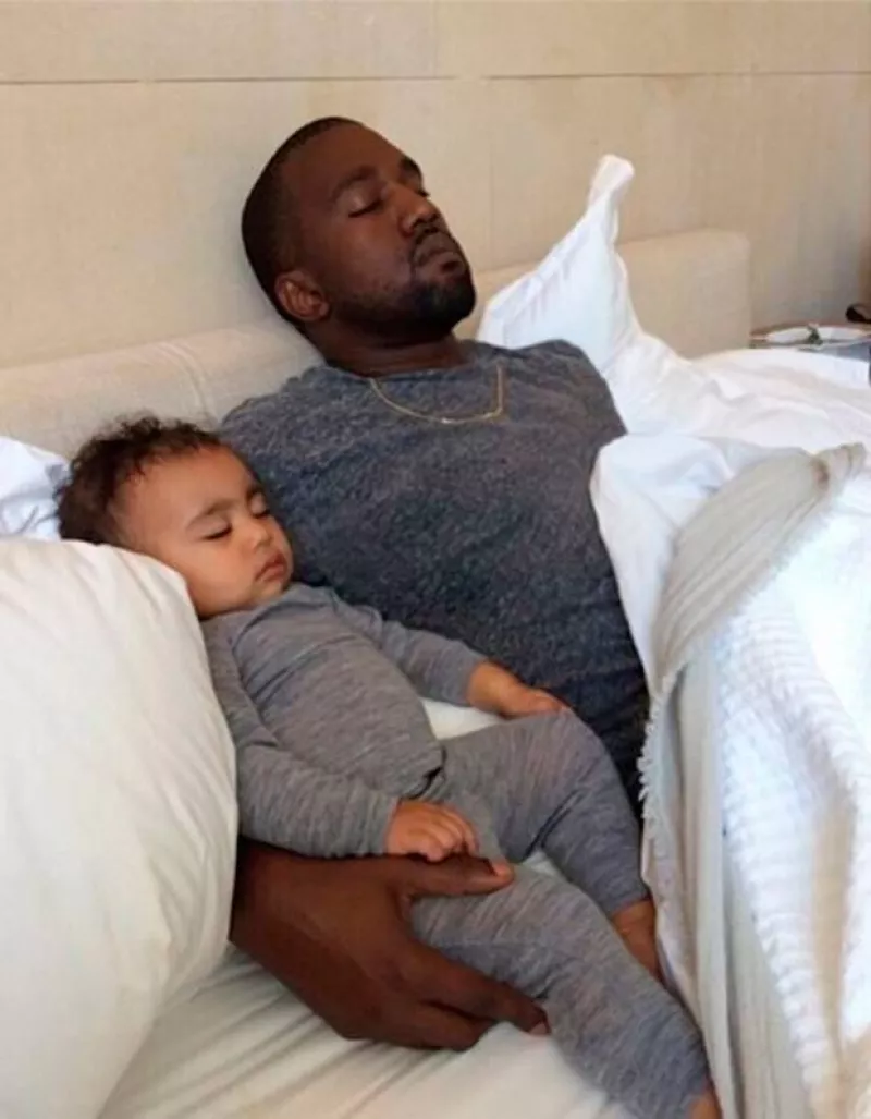 Tras pasar unos días de luna de miel en México, Kim regresó a casa para celebrar a su esposo y el cumpleaños número uno de su hija, todo en un `mood´ muy íntimo.