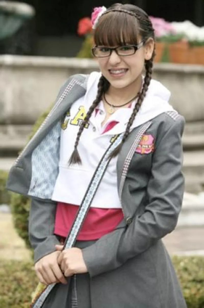 Algunos de los artistas, grupos y espectáculos que aspiran a recibir el galardón, el 28 de octubre próximo en su octava edición, desfilaron por la alfombra roja, satisfechos de ser nominados.