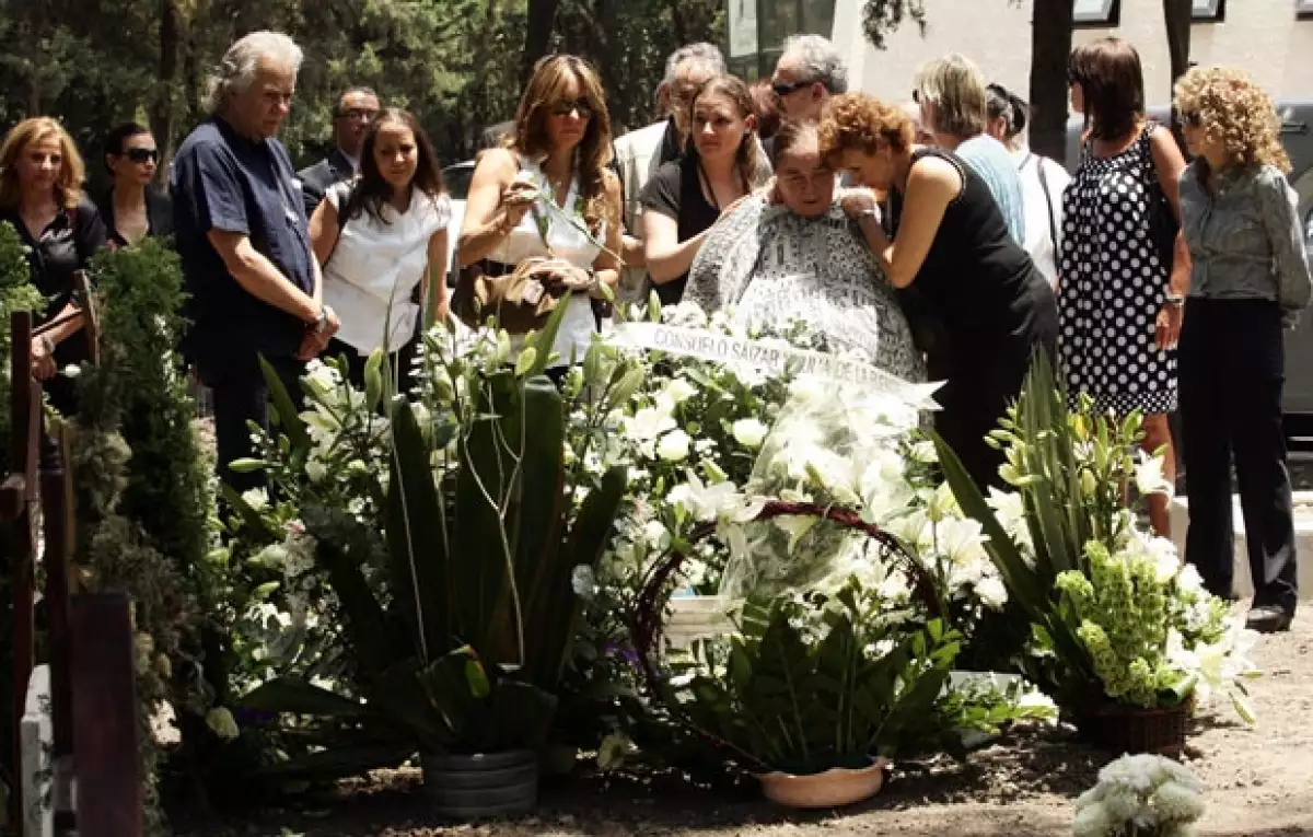 Familiares y amigos se dieron cita en el Panteón Británico para dar el último adiós a la destacada artista plástica.
