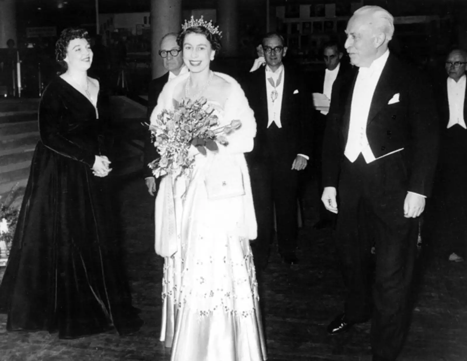 Isabel conoció a su futuro esposo, el príncipe Felipe de Grecia y Dinamarca, en 1934 y lo volvió a ver en 1937.