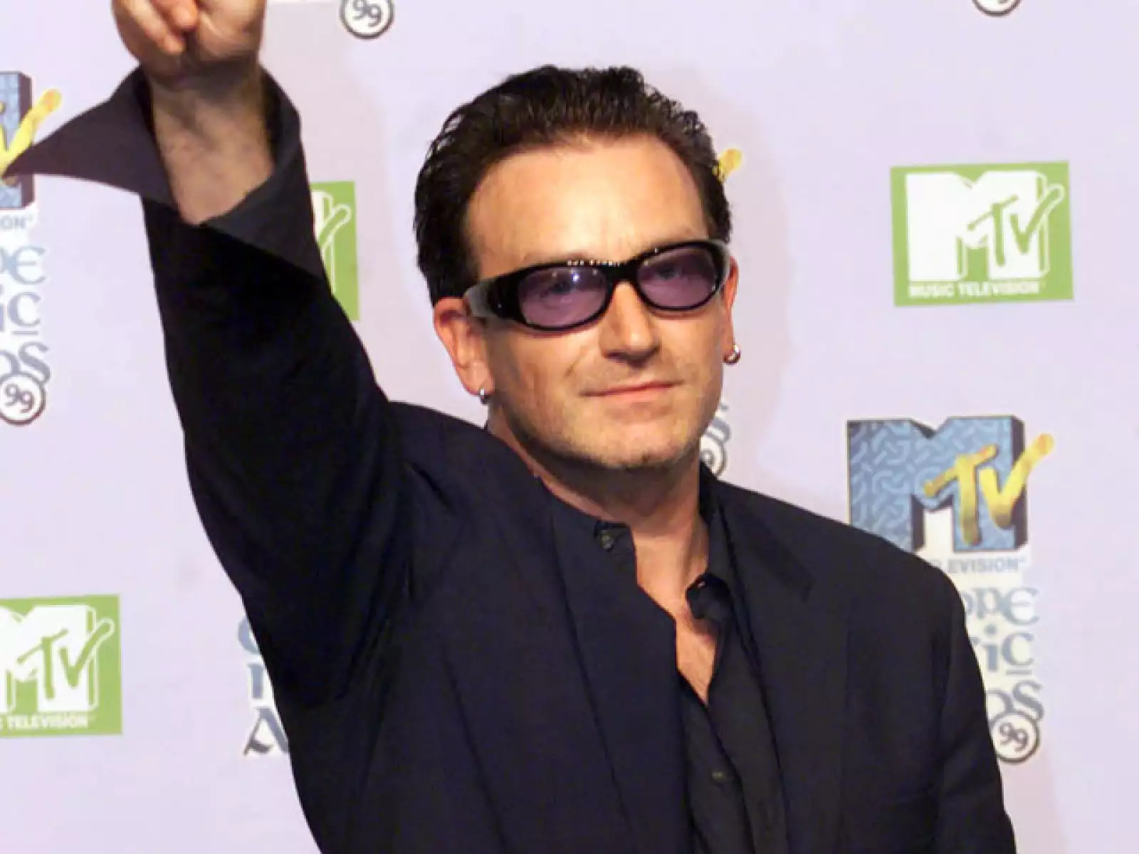 Bono posó para los fotógrafos durante la alfombra roja de los premios MTV Europe Music Awards en 1999.