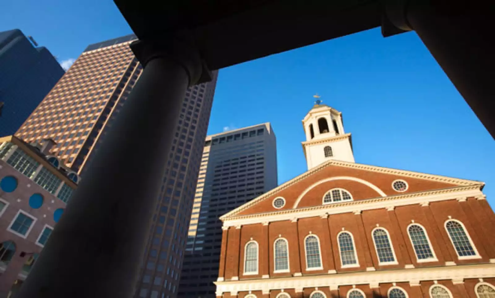 Es en este lugar donde se reúnen la mayoría de los ciudadanos de Boston a festejar las victorias de sus equipos locales (Boston Celtics, basketball; Bruins, hockey y Red Sox, béisbol).
