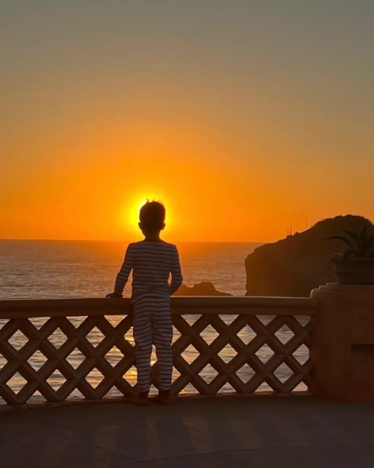 Foto del príncipe Archie al atardecer en un paisaje marino