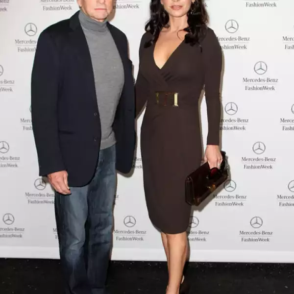Catherine Zeta-Jones y Michael Douglas son un ejemplo a seguir ya que después de enfermedades se han mantenido unidos. 12 años y contando.