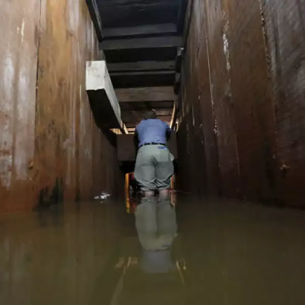 El túnel, de aproximadamente 1.8 metros de alto y paredes de madera, conecta con el sistema de drenaje por donde escapó, aunque posteriormente fue capturado