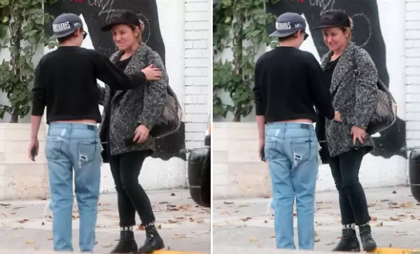 Durante la caminata se detenían para sonreír y Stewart no dejaba de tocar a Cargile.