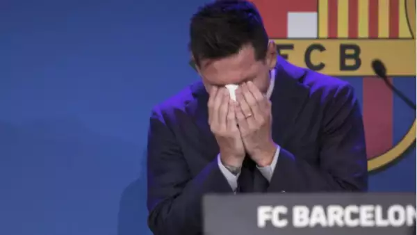 Lionel Messi llorando tras su despedida del Barcelona 