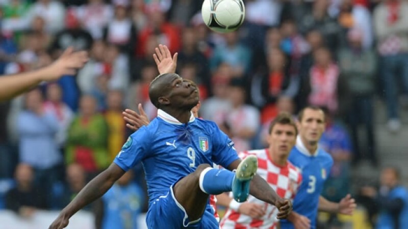 Mario Balotelli disputa el balón