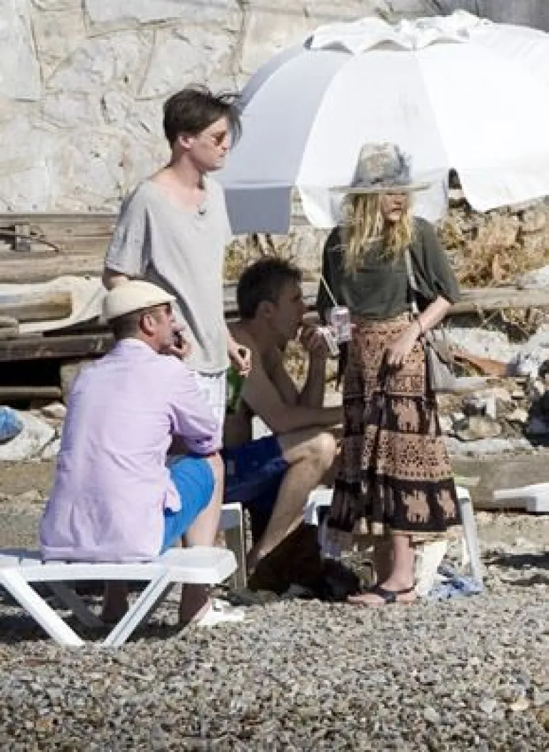 La actriz y su novio Nate Lowman viajaron a la pequeña isla de Hydra, en donde se presentaron 70 nuevas pinturas y una escultura de Nate en la galería del coleccionista Pauline Karpidas.