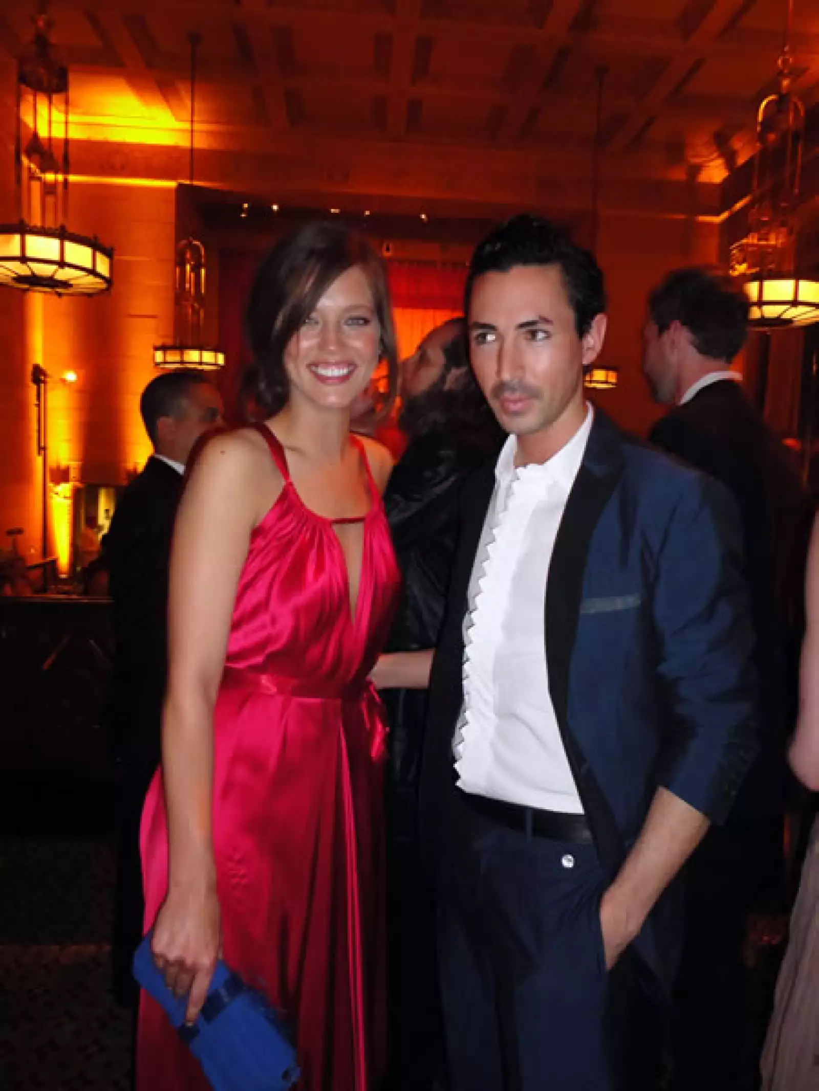 La modelo norteamericana Emiliy DiDonato acompañó al diseñador mexicano basado en Nueva York, Christian Cota.