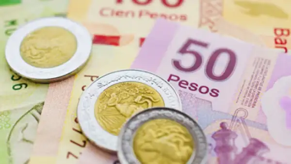 Fotografía de billetes y pesos mexicanos.