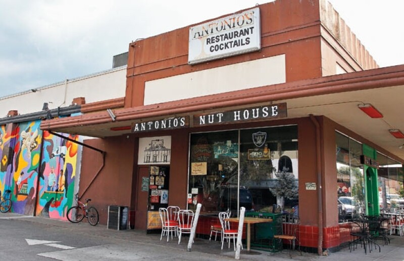 Mark es un fiel visitante del restaurante local Antonio´s Nut House.