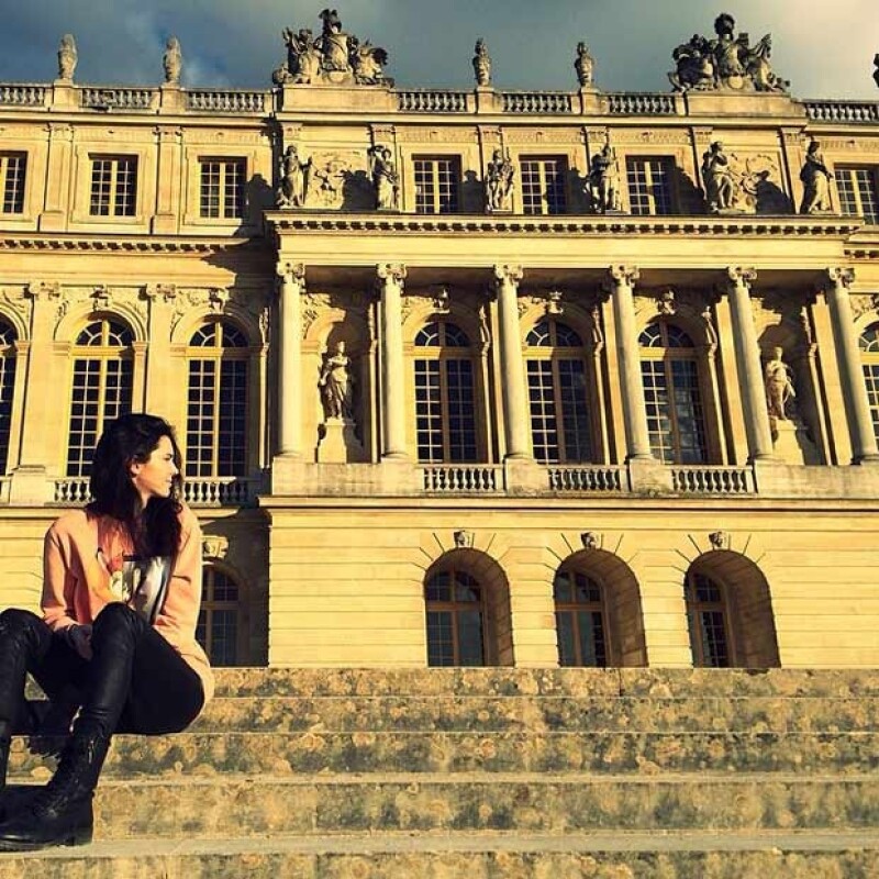 Kendall visitando el palacio de Versalles.