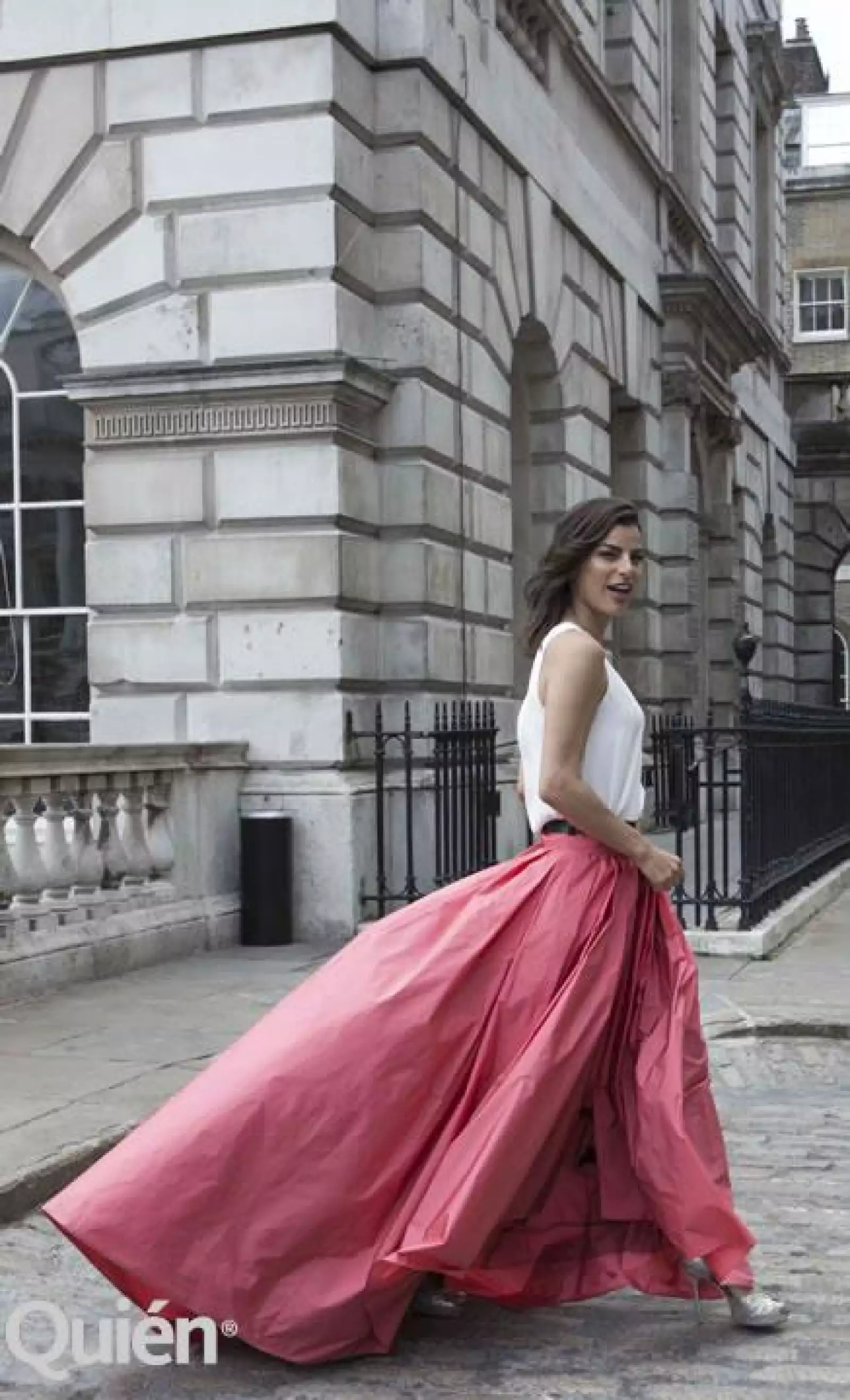 La ex modelo con blusa y cinturón Anne Fontaine, falda Max Mara y zapatos Jimmy Choo.