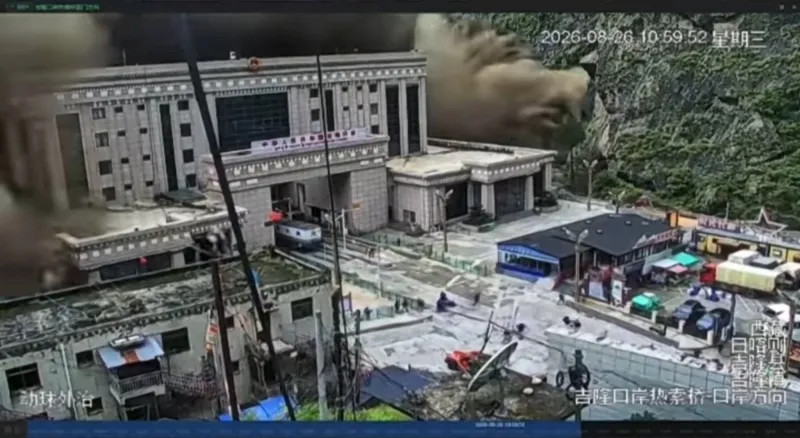 Grabaciones de cámaras de vigilancia publicadas en redes sociales chinas muestran los daños provocados por una inundación repentina en el puerto de Gyirong, en el Tíbet, mientras personas corren para ponerse a salvo.